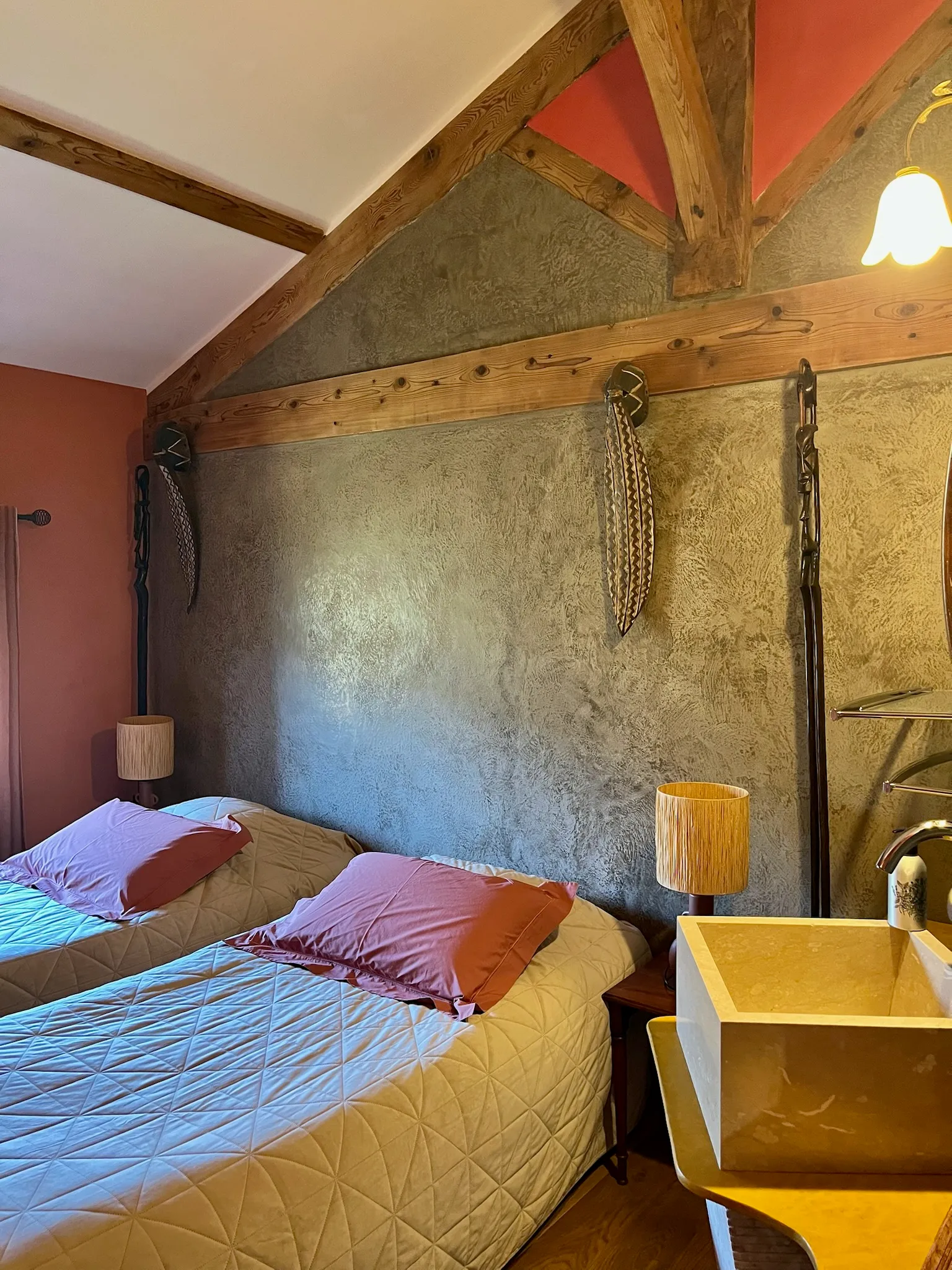 Chambre africaine - Vue de côté des lits jumeaux baignés de lumière naturelle