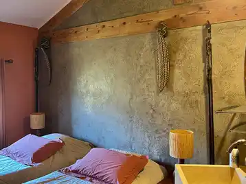 Chambre africaine - Vue de côté des lits jumeaux baignés de lumière naturelle