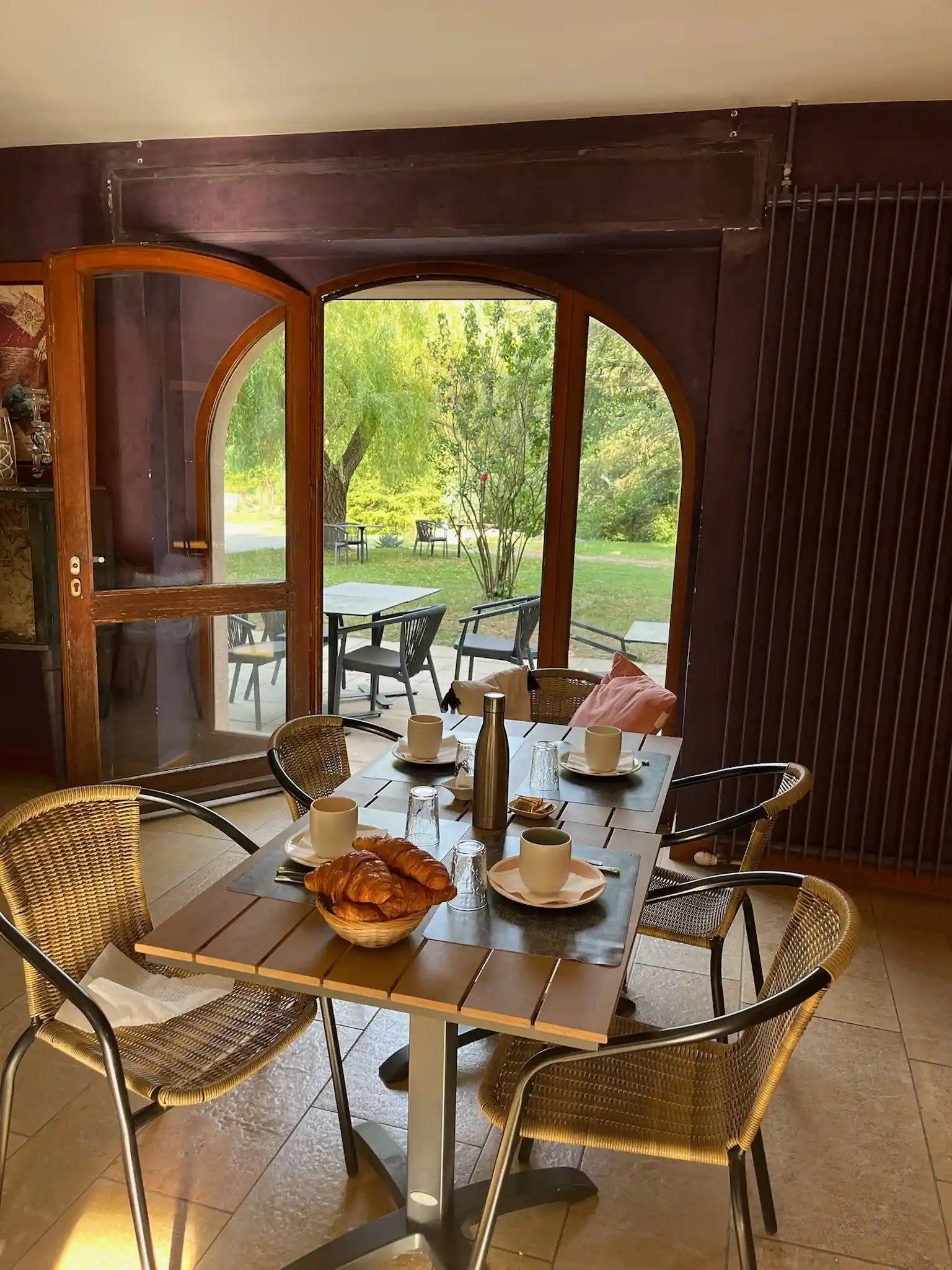 Petit déjeuner, table d'hôte et bar - image 1