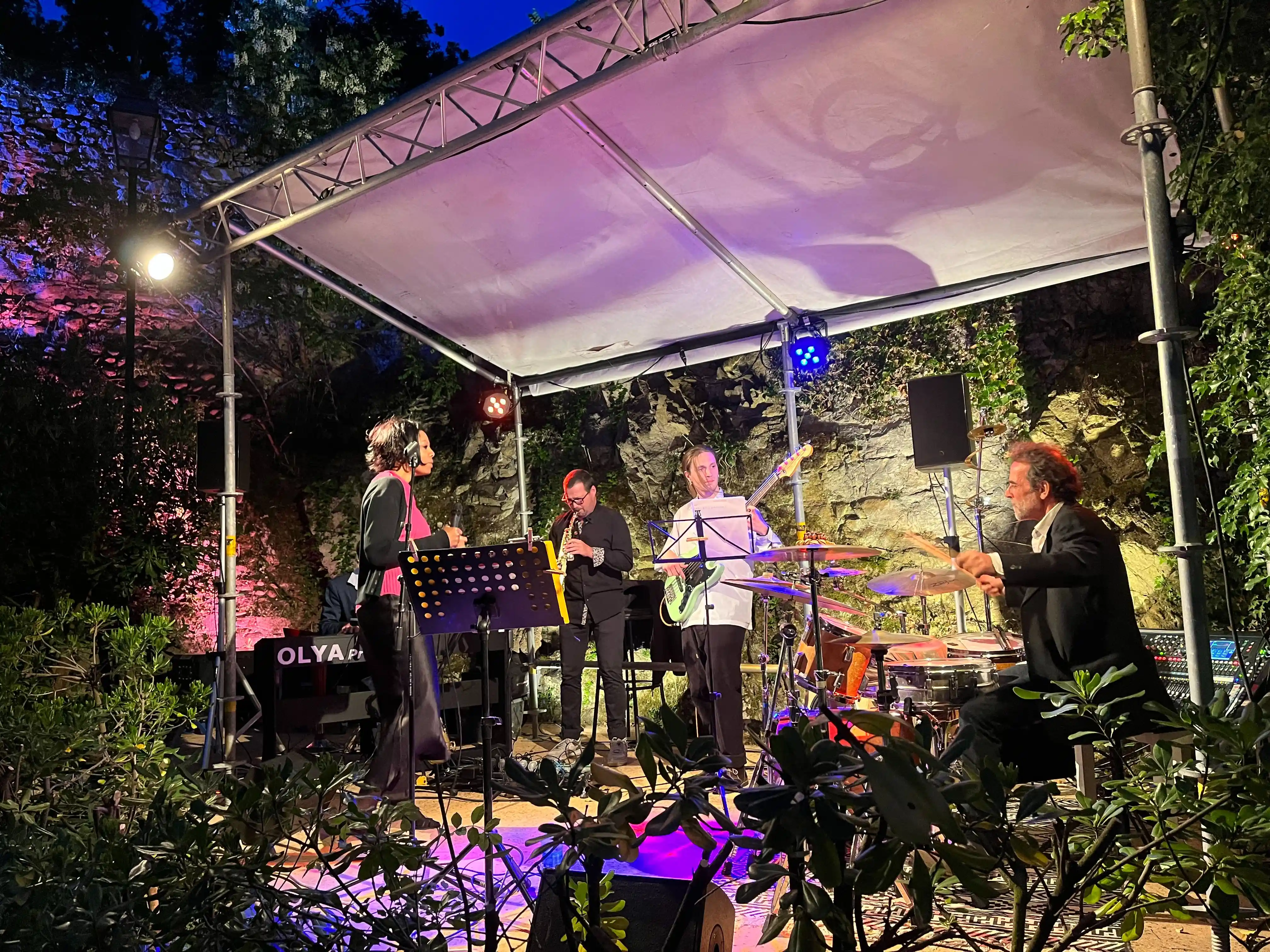 Musiciens se produisant sur une estrade abritée dans la cour intérieure