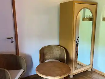 Chambre créole - Bureau de la chambre avec grande armoire à miroir