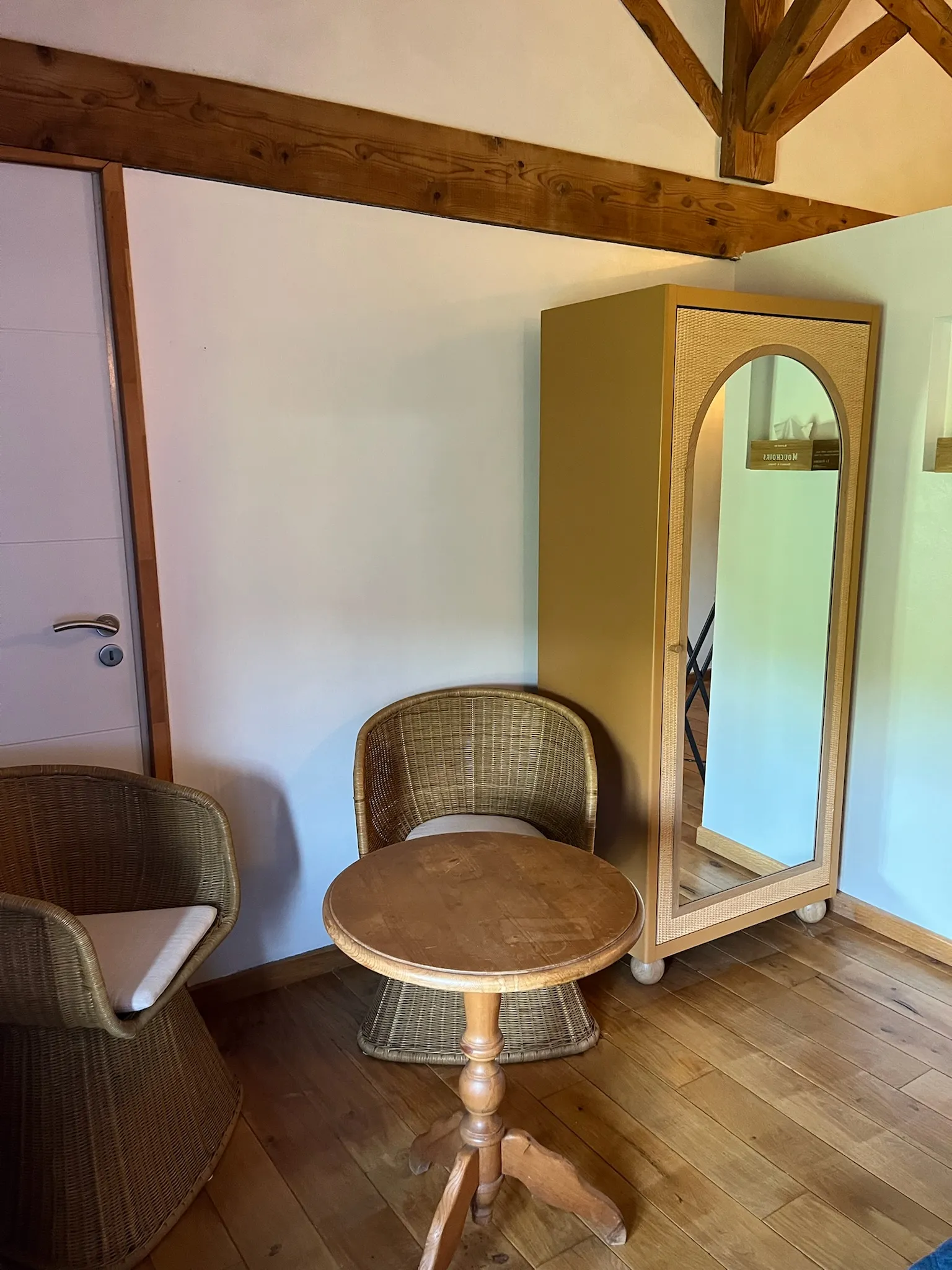 Chambre créole - Bureau de la chambre avec grande armoire à miroir