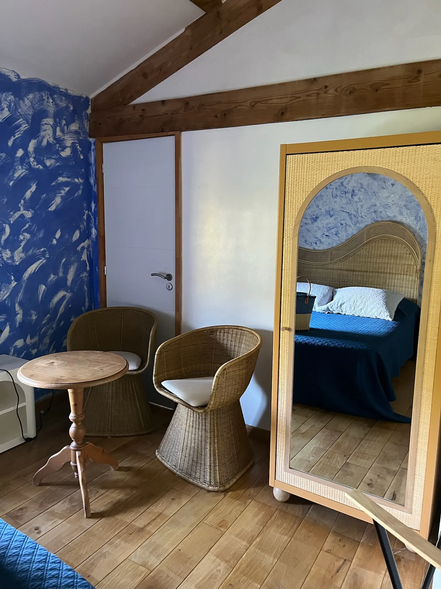 Chambre créole - Armoire de la chambre avec bureau en complément