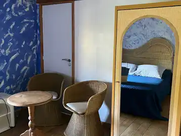 Chambre créole - Armoire de la chambre avec bureau en complément