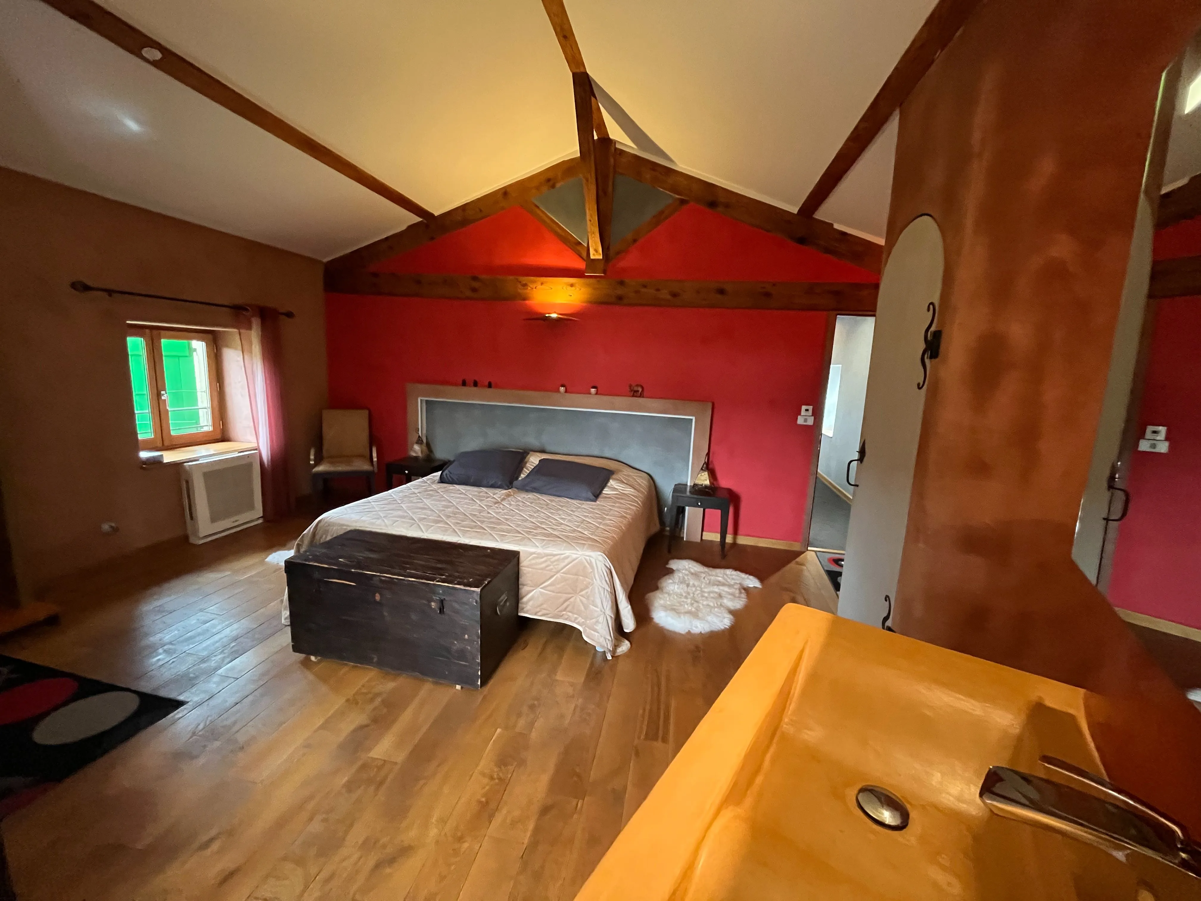 Suite marocaine - Vue grand angle de la chambre avec double vasque, lit et coffre au pied du lit.