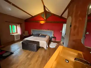 Suite marocaine - Vue grand angle de la chambre avec double vasque, lit et coffre au pied du lit.