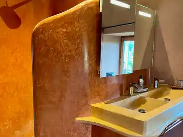 Suite marocaine - Double vasque de la salle de bain avec aperçu de la douche en tadelakt
