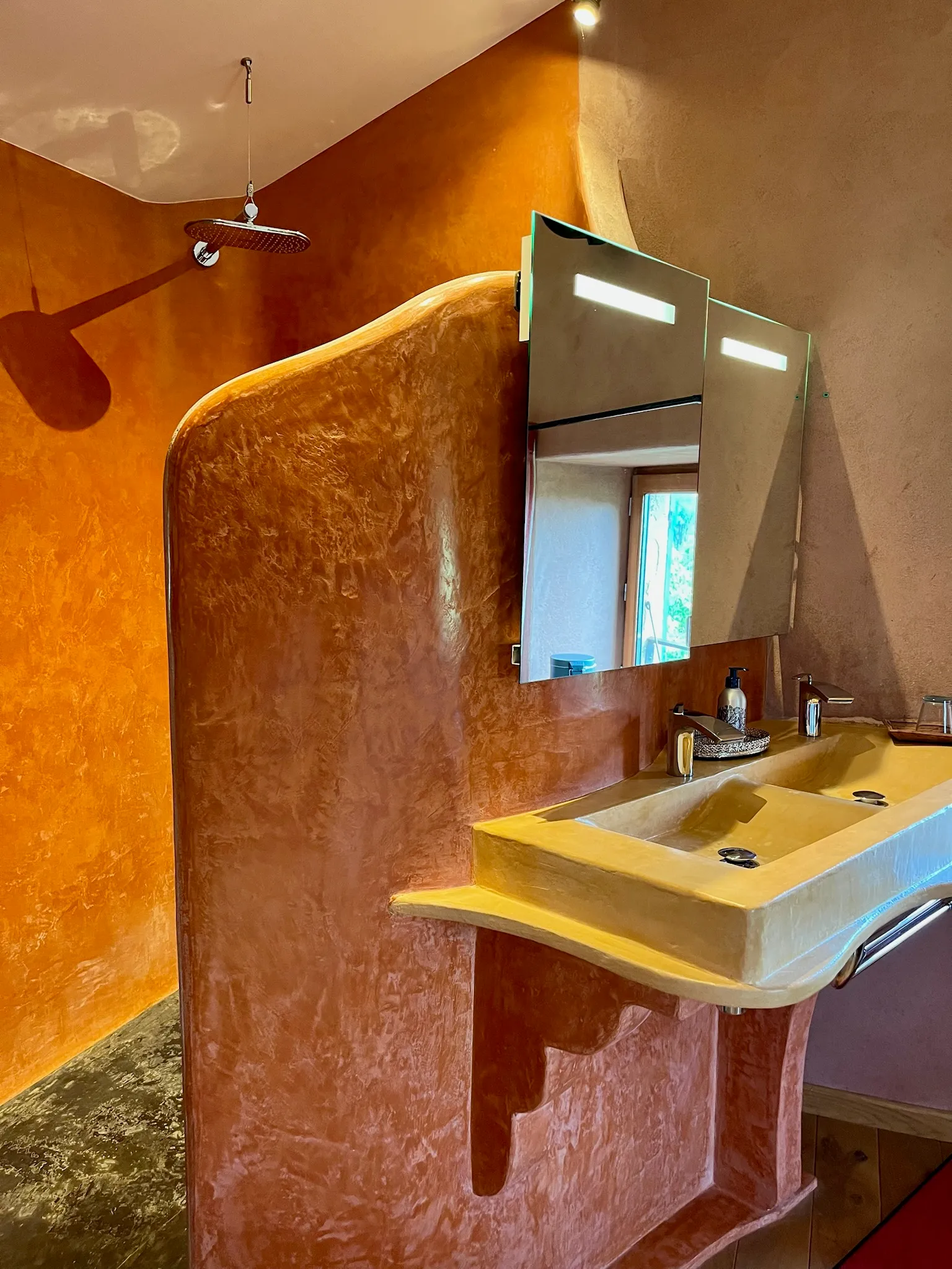 Suite marocaine - Double vasque de la salle de bain avec aperçu de la douche en tadelakt