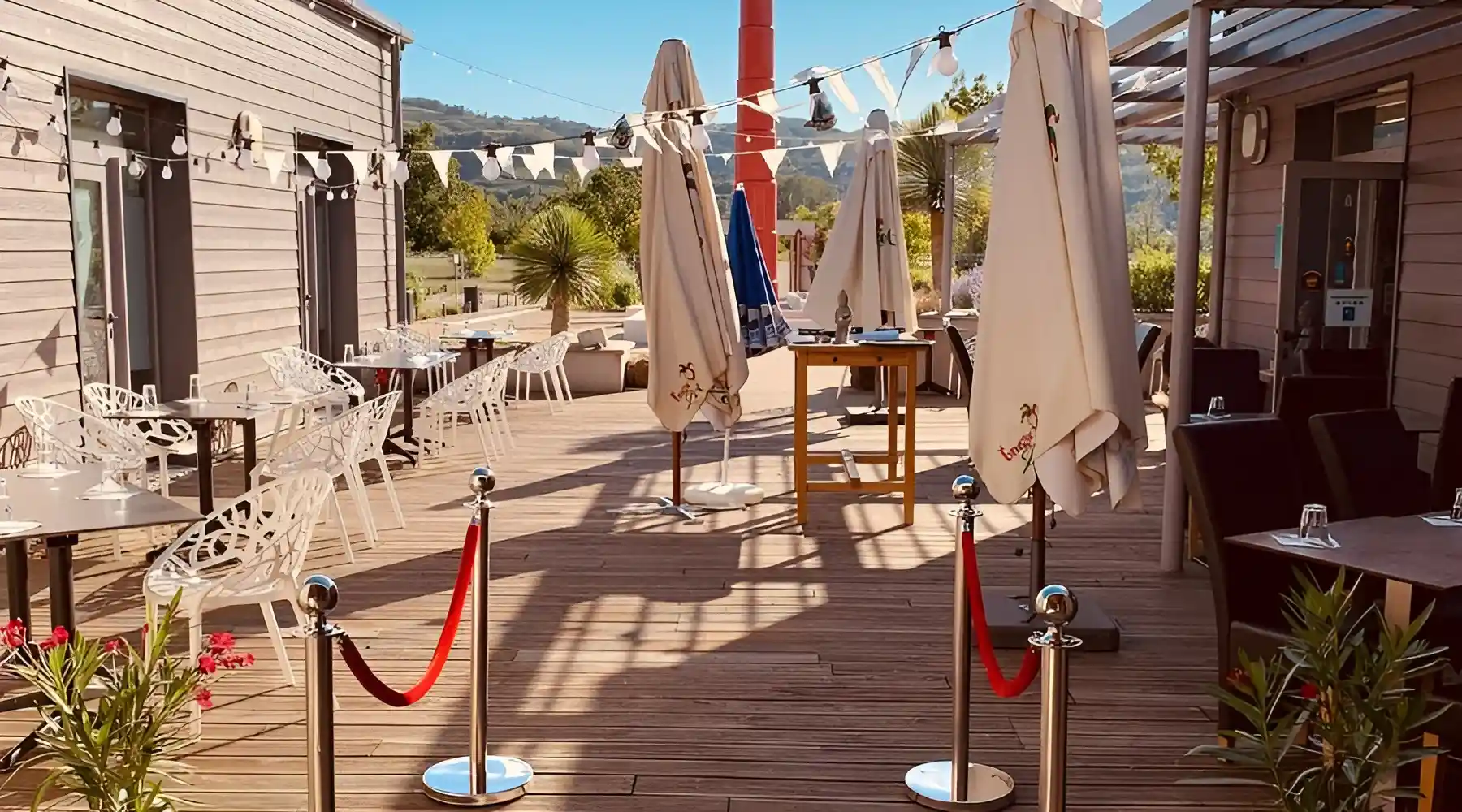 Salle et terrasse du restaurant l'Ambigu à Saint-Vallier