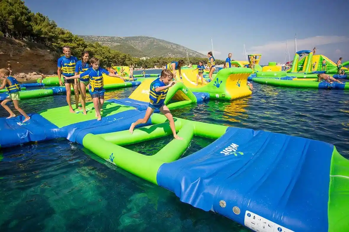 Parcours aquatique gonflable du Slidesparc sur le lac