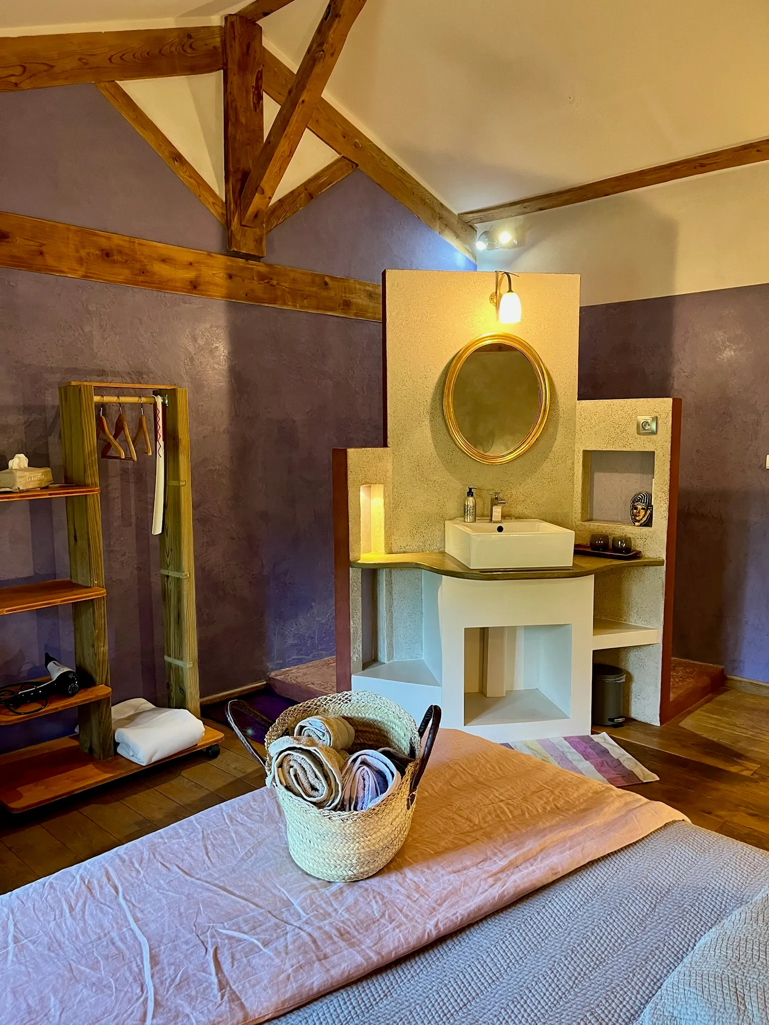 Chambre toscane - Espace de rangement pour les vêtements avec vasque simple et douche en tadelakt en arrière-plan