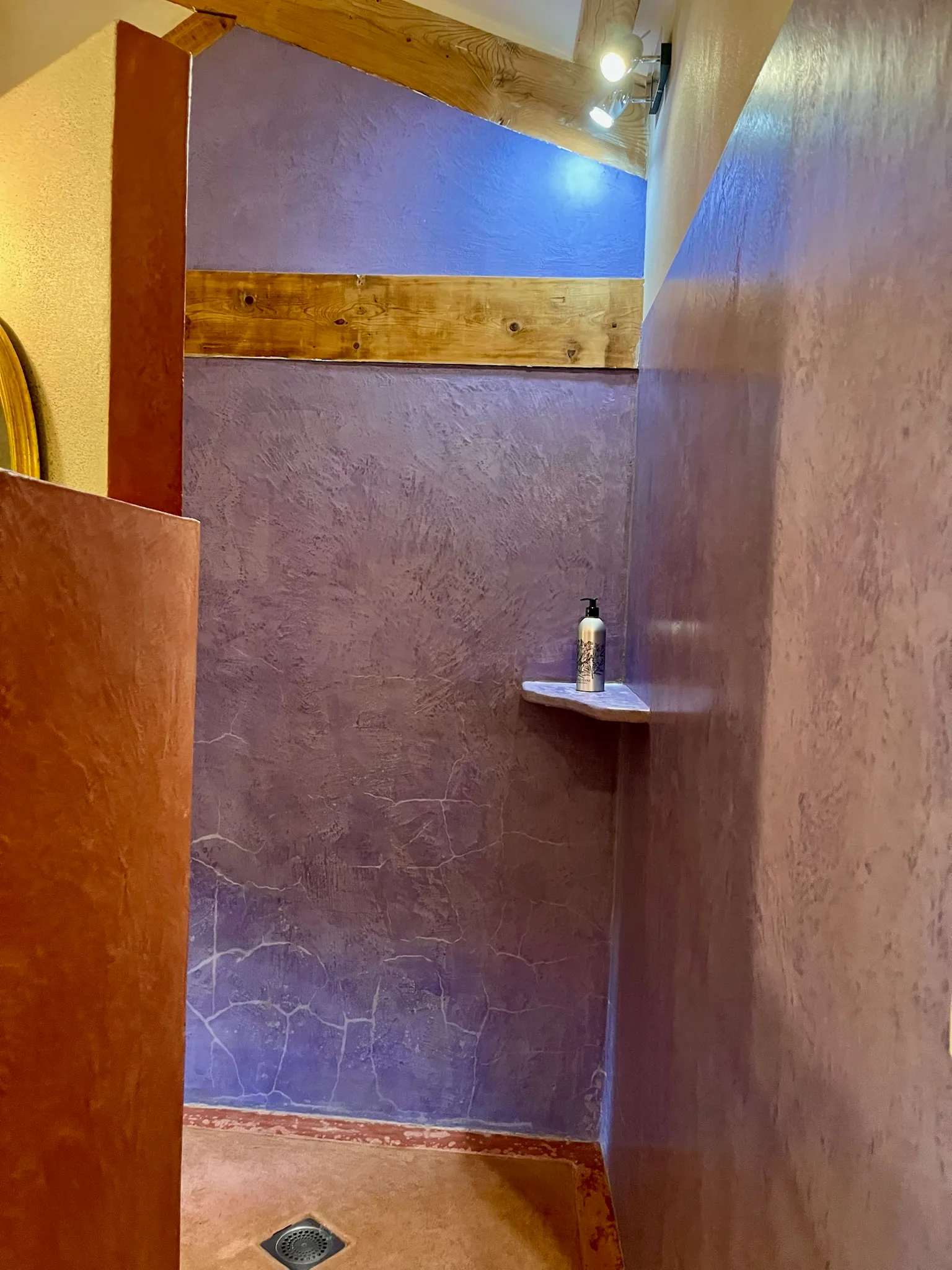 Chambre toscane - Grande douche en tadelakt aux murs violets aux teintes chaleureuses
