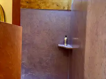 Chambre toscane - Grande douche en tadelakt aux murs violets aux teintes chaleureuses